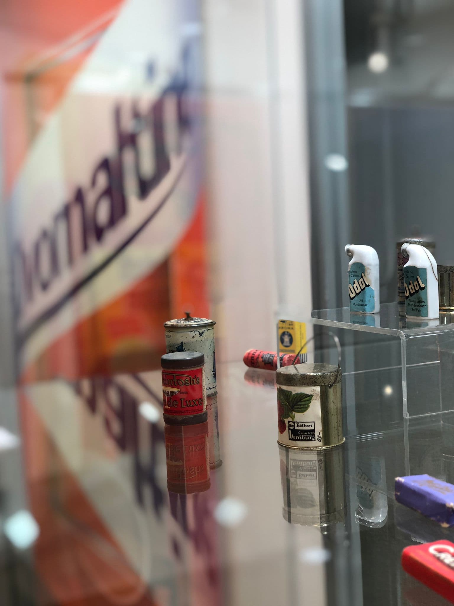 Ausstellung "Alles Reklame". Alte Verpackungen von Odol und anderen Produkten.
